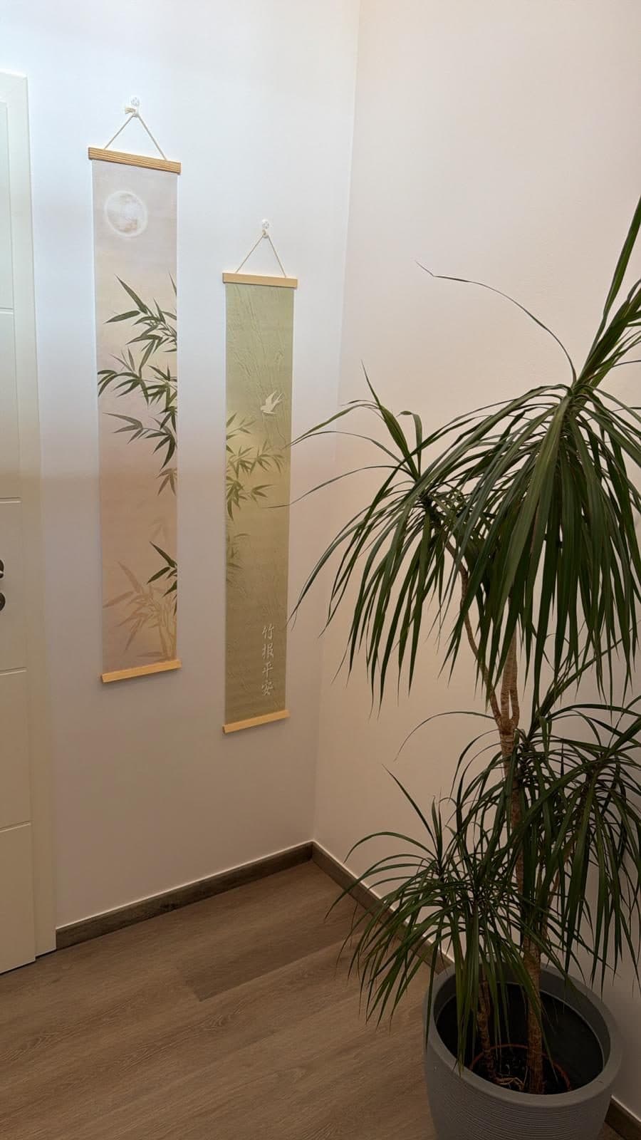 Chinesisches Rollbild neben einer Grünpflanze