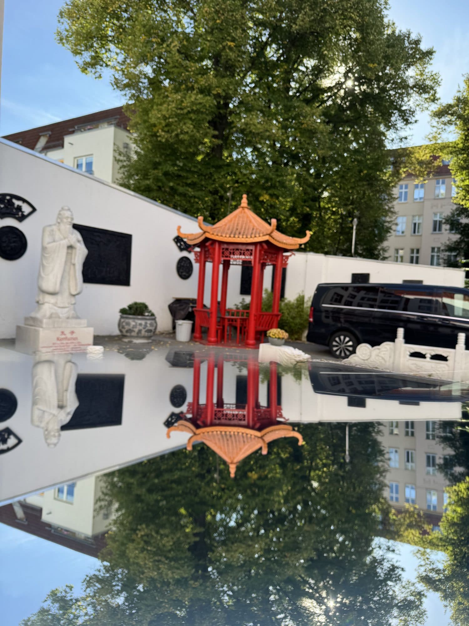 Roter Pavillon, gespiegelt im Wasserbecken des Innenhofs