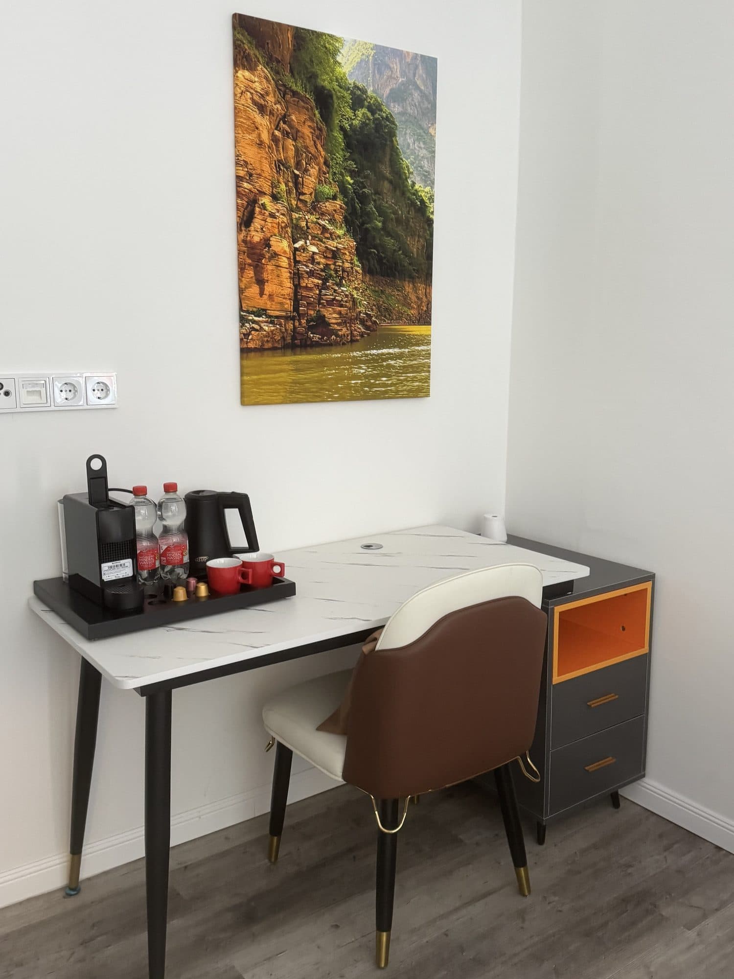 Schreibtisch mit Stuhl, Wasserkocher und chinesischem Landschaftsbild im Gästezimmer