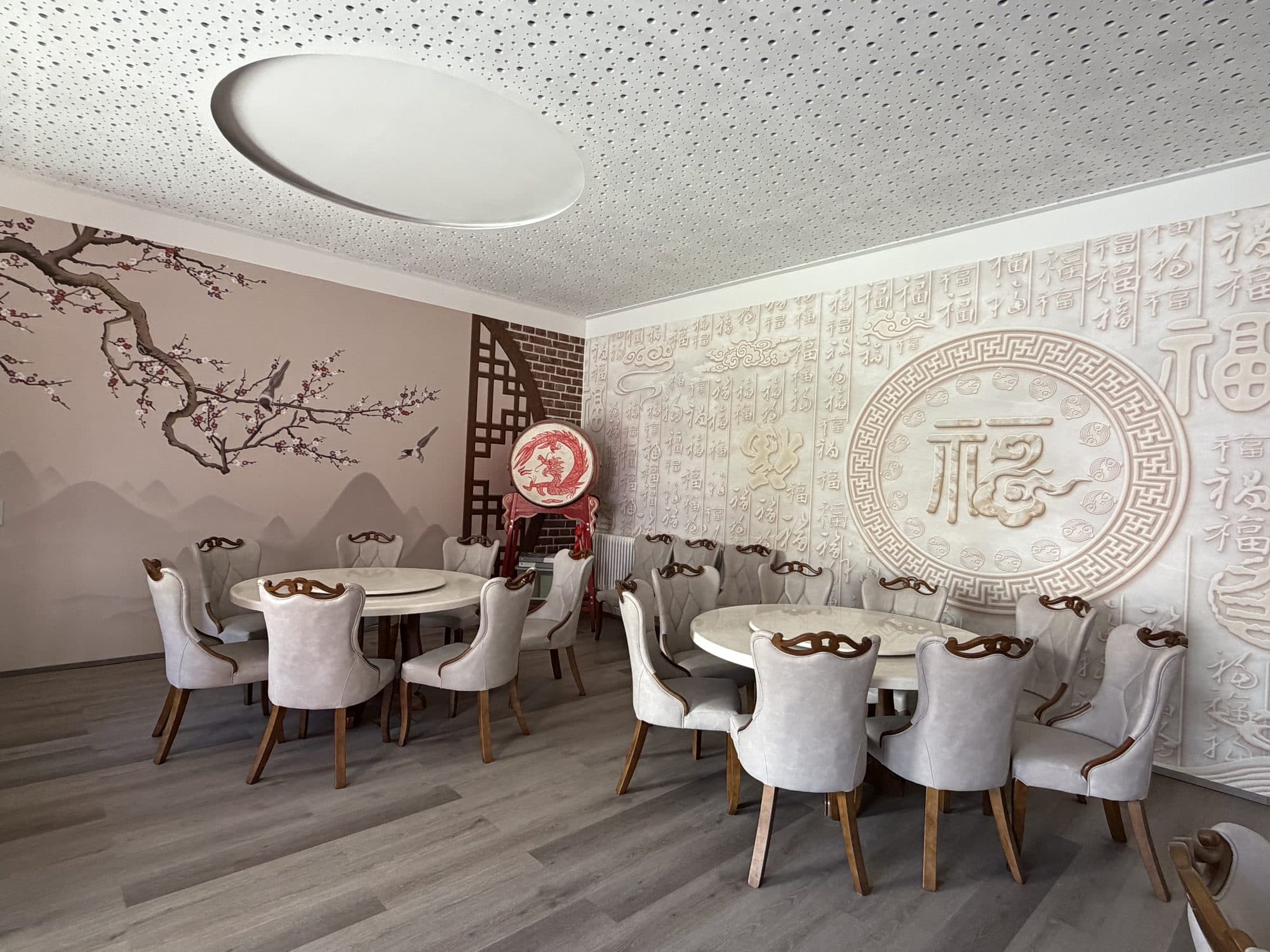 摆放圆桌的餐厅
